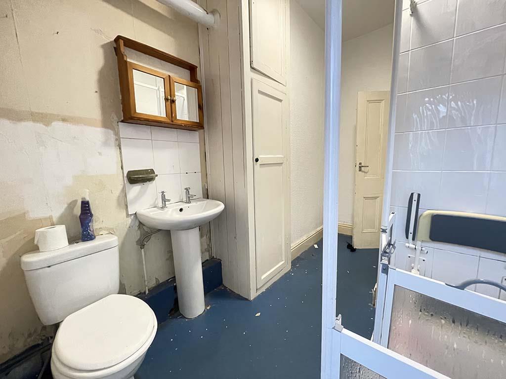 3 bedroom mid terrace house SSTC in Earby - Bathroom